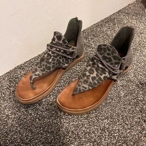 Very G Size 6 Cheetah Print Sandals